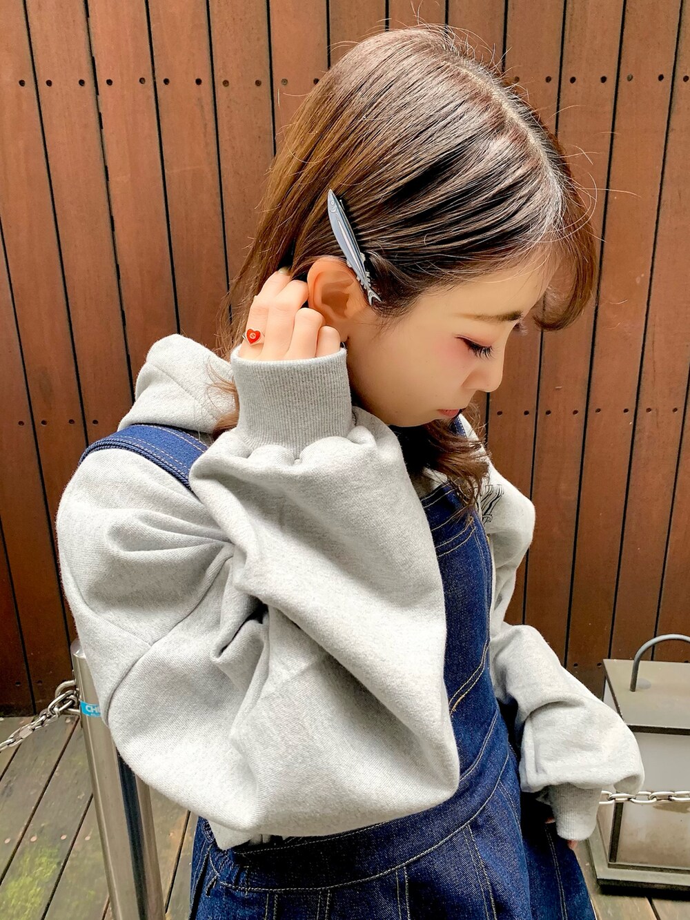 ブルー系のジャンパースカート、グレー系のパーカーを着用したレディースの秋コーディネートの4枚目の写真