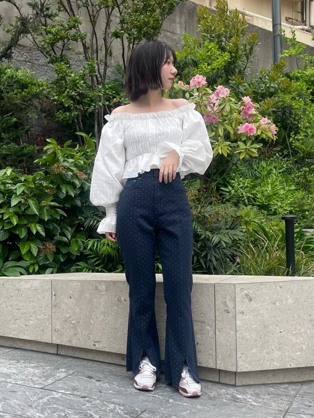ブルー系のデニムパンツ、ホワイト系のシャツ/ブラウスを着用したレディースの春コーディネートの2枚目の写真