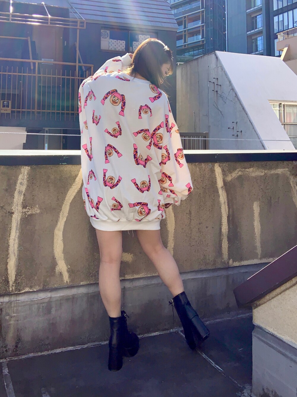 ホワイト系のスウェットを着用したレディースの秋コーディネートの2枚目の写真