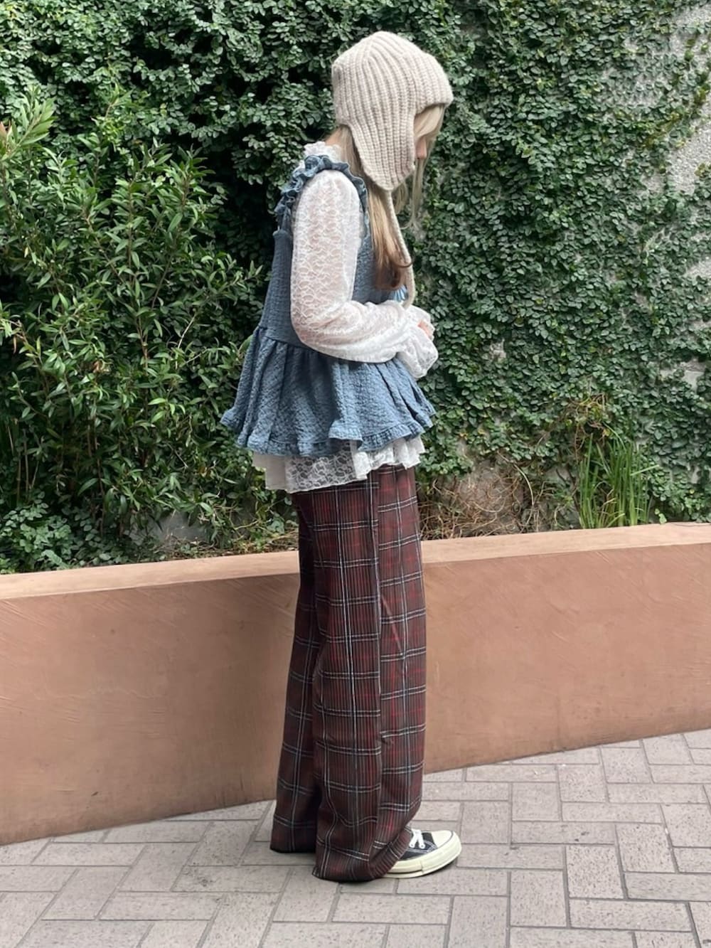 ブラウン系のその他パンツ、ホワイト系のTシャツ/カットソー、ブルー系のベストを着用したレディースの秋コーディネートの3枚目の写真