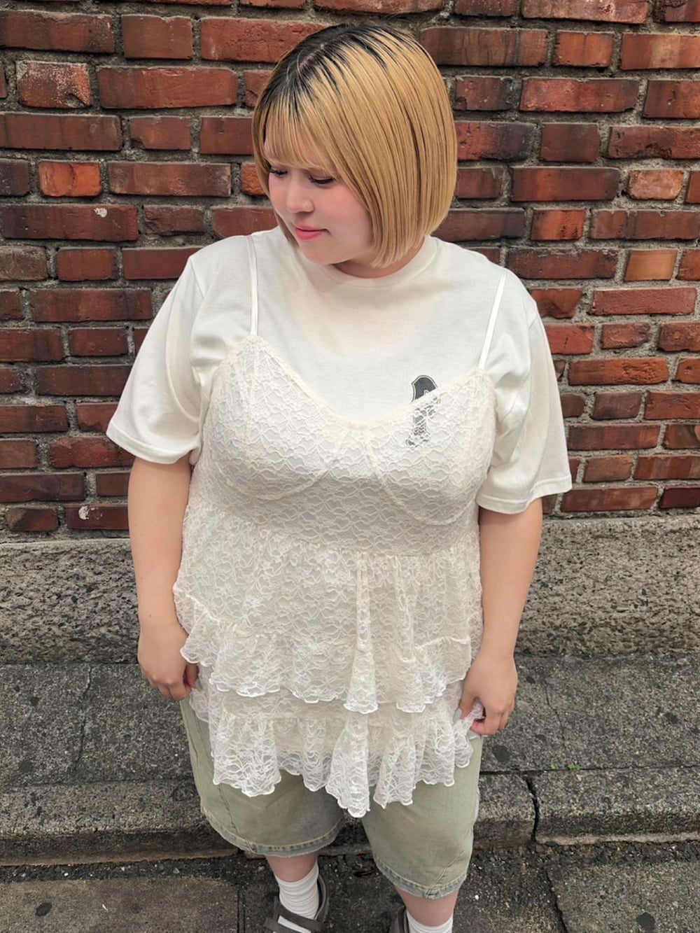ブルー系のデニムパンツ、ホワイト系のTシャツ/カットソー、ホワイト系のワンピースを着用したレディースの春コーディネートの5枚目の写真