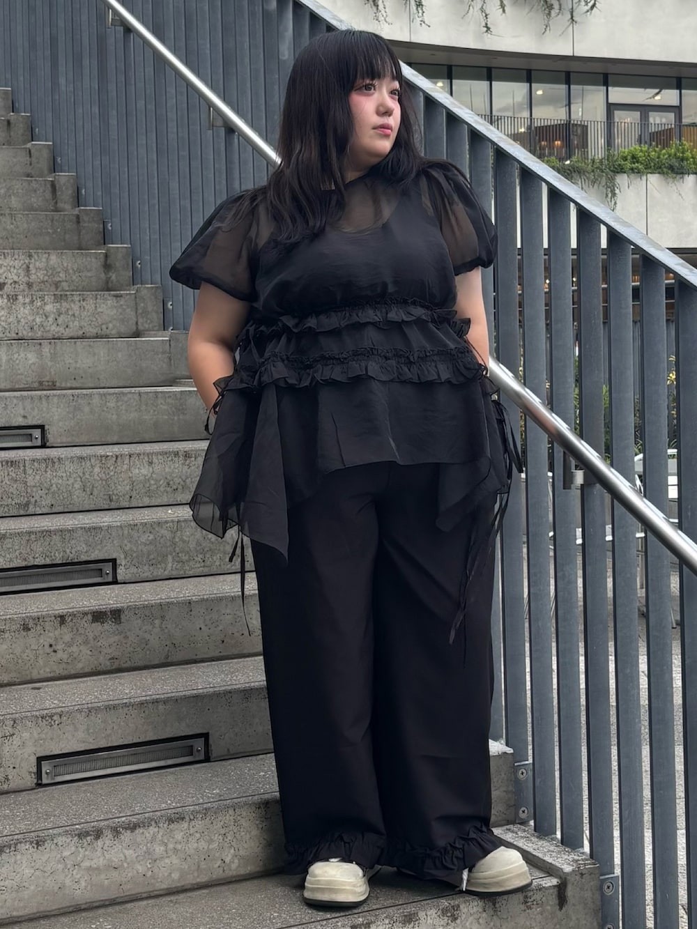 ブラック系のその他パンツ、ブラック系のワンピースを着用したレディースの夏コーディネートの3枚目の写真