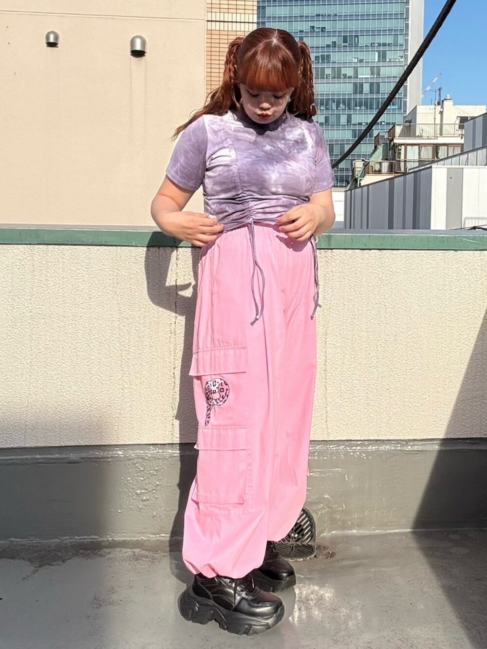 ピンク系のカーゴパンツ、パープル系のTシャツ/カットソーを着用したレディースの夏コーディネートの3枚目の写真