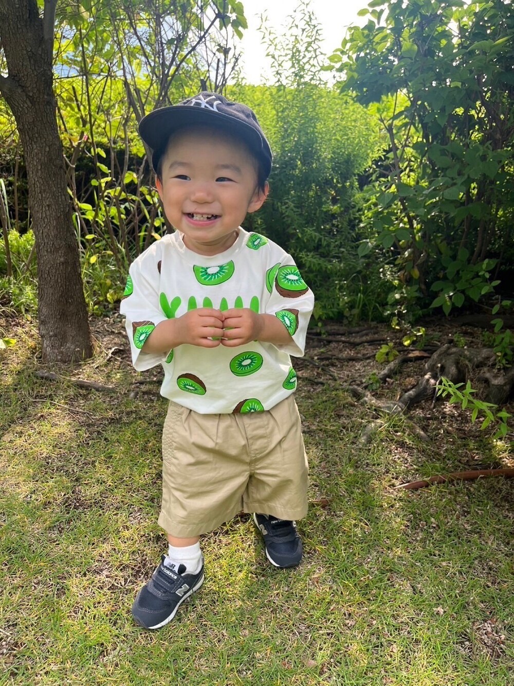 グリーン系のTシャツ/カットソーを着用したレディースの夏コーディネートの2枚目の写真