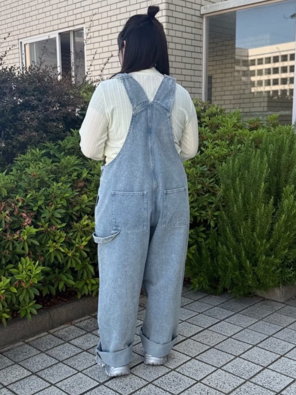 ブルー系のサロペット/オーバーオール、イエロー系のカーディガン/ボレロを着用したレディースの春コーディネートの4枚目の写真