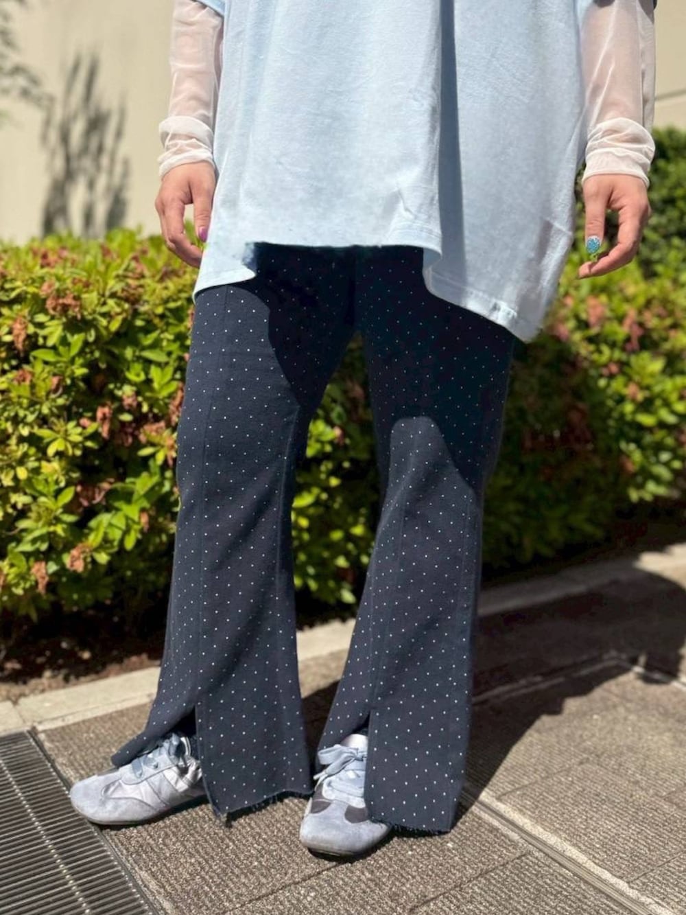 ブルー系のデニムパンツ、ブルー系のTシャツ/カットソー、ホワイト系のTシャツ/カットソーを着用したレディースの春コーディネートの6枚目の写真
