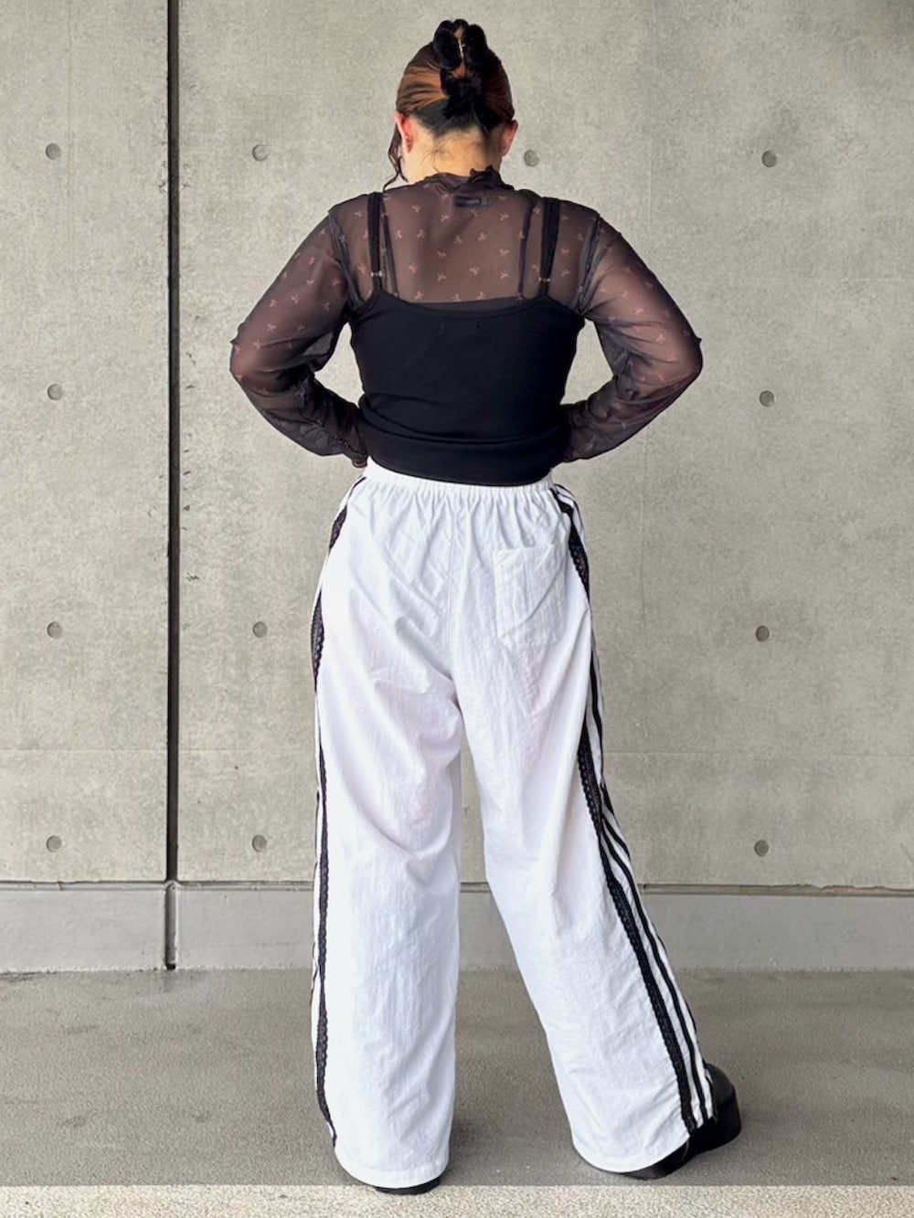 ホワイト系のその他パンツ、ブラック系のTシャツ/カットソーを着用したレディースの秋コーディネートの3枚目の写真