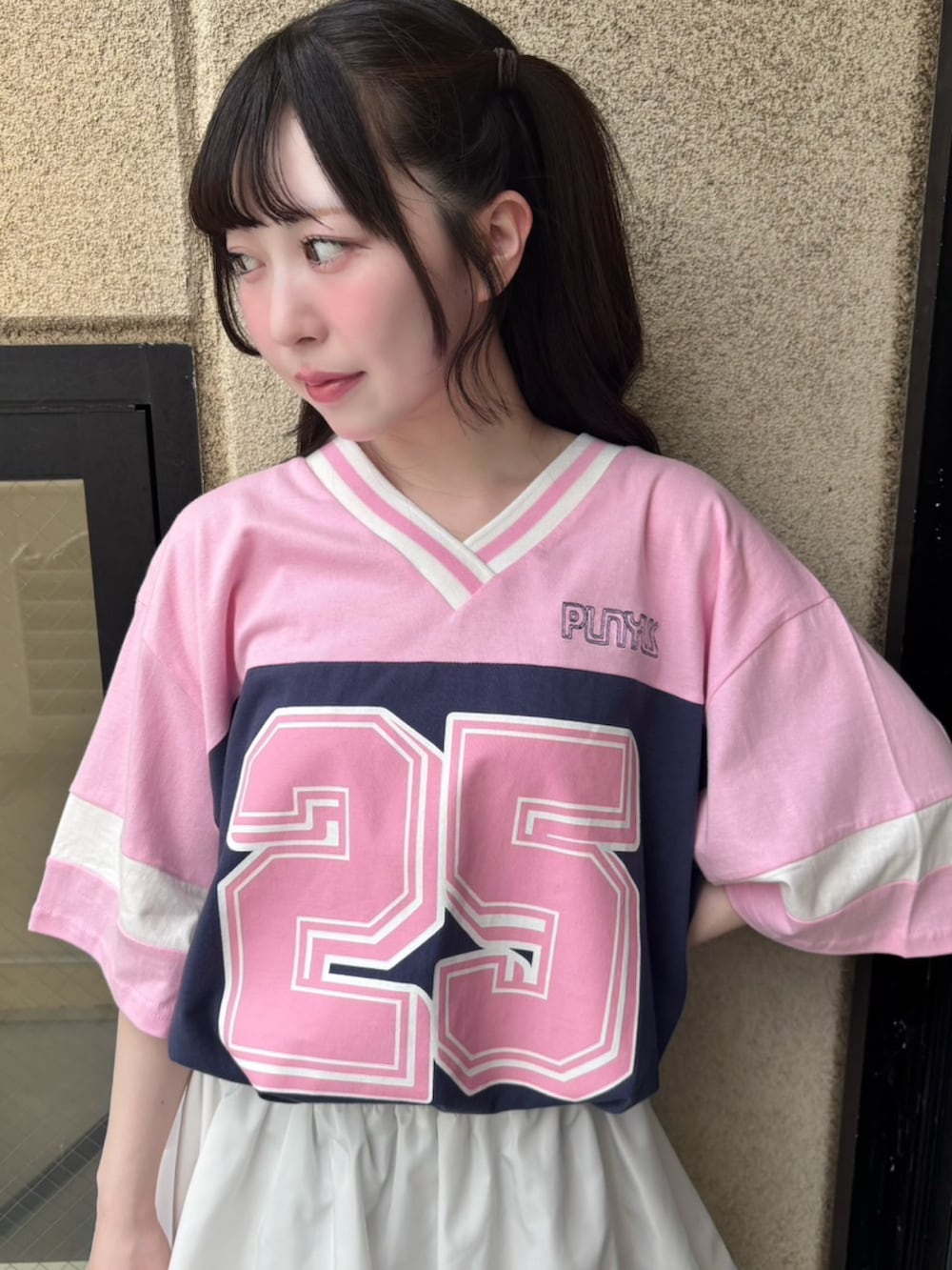 ホワイト系のスカート、ピンク系のTシャツ/カットソーを着用したレディースの夏コーディネートの3枚目の写真