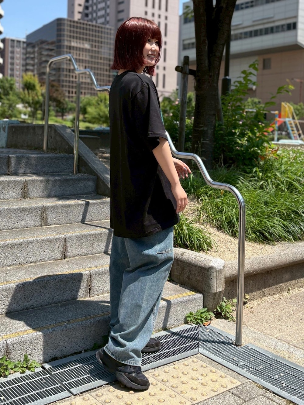 ブラック系のTシャツ/カットソー、ブルー系のデニムパンツを着用したレディースの夏コーディネートの3枚目の写真