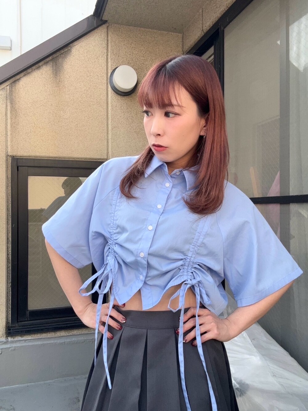 ブルー系のシャツ/ブラウス、グレー系のスカートを着用したレディースの春コーディネートの3枚目の写真