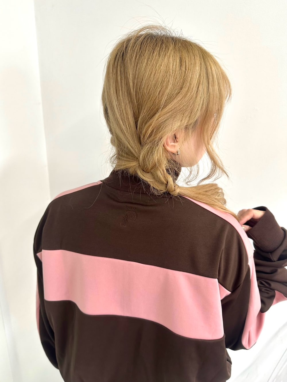 ホワイト系のワンピース、ブラウン系のジャージ、ブルー系のデニムパンツを着用したレディースの秋コーディネートの6枚目の写真