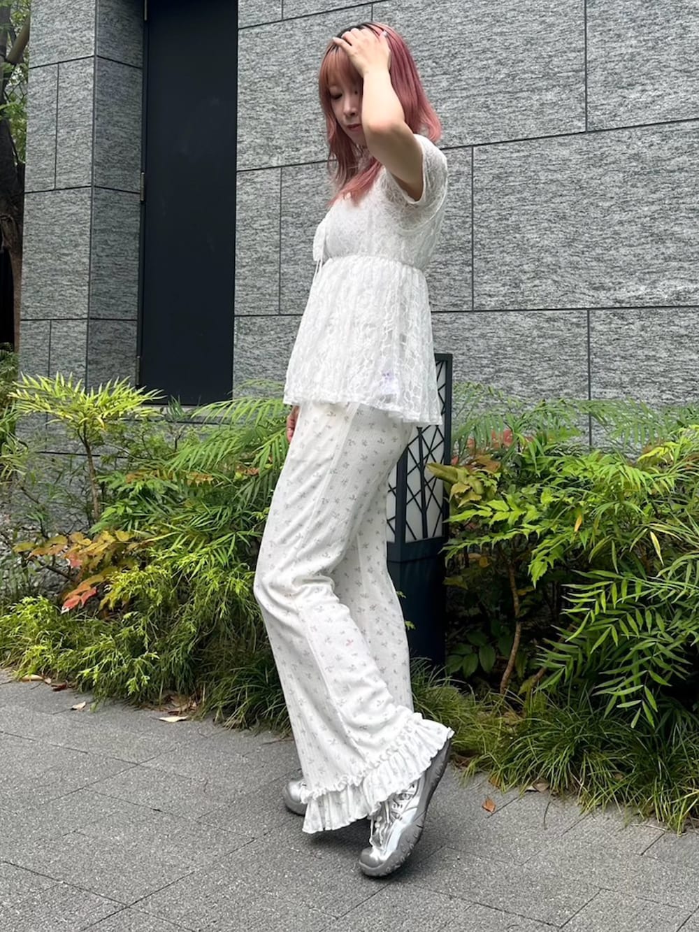 ホワイト系のその他パンツ、ホワイト系のチュニック、ホワイト系のTシャツ/カットソーを着用したレディースの夏コーディネートの5枚目の写真