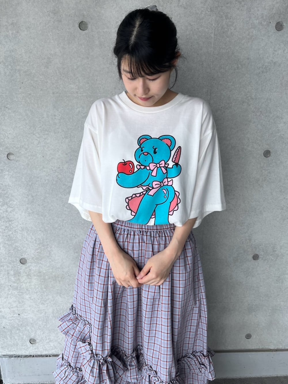 ブルー系のスカート、ホワイト系のTシャツ/カットソーを着用したレディースの夏コーディネートの3枚目の写真