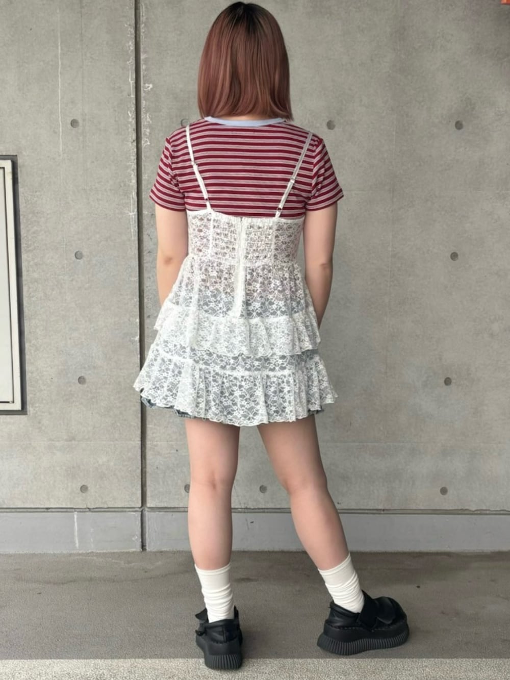 ブルー系のデニムスカート、レッド系のTシャツ/カットソー、ホワイト系のワンピースを着用したレディースの春コーディネートの5枚目の写真