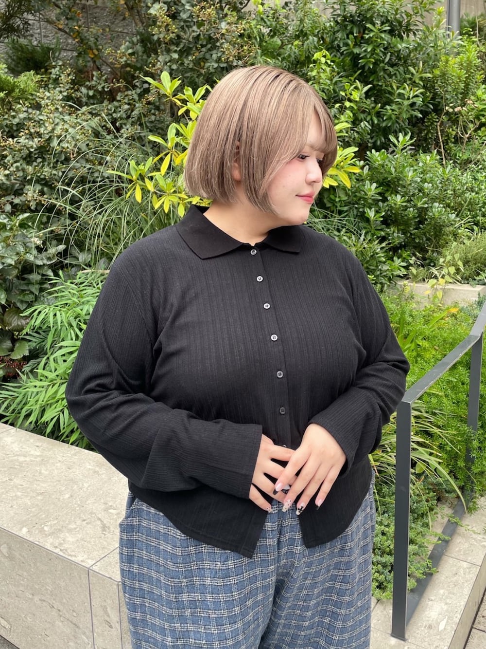 ブルー系のその他パンツ、ブラック系のカーディガン/ボレロを着用したレディースの秋コーディネートの4枚目の写真