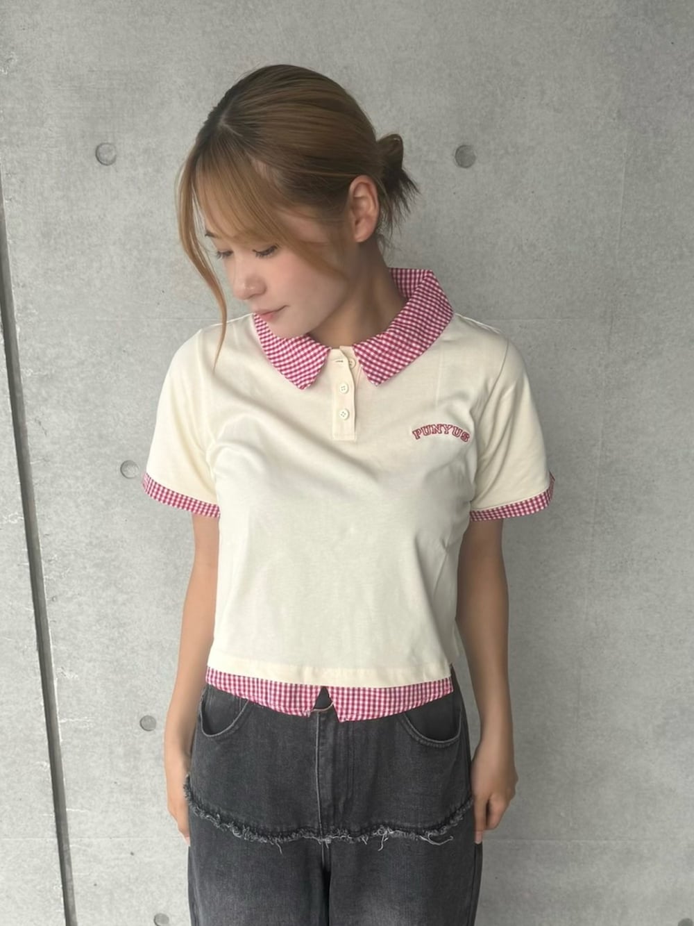 ブラック系のデニムパンツ、ホワイト系のTシャツ/カットソーを着用したレディースの夏コーディネートの4枚目の写真