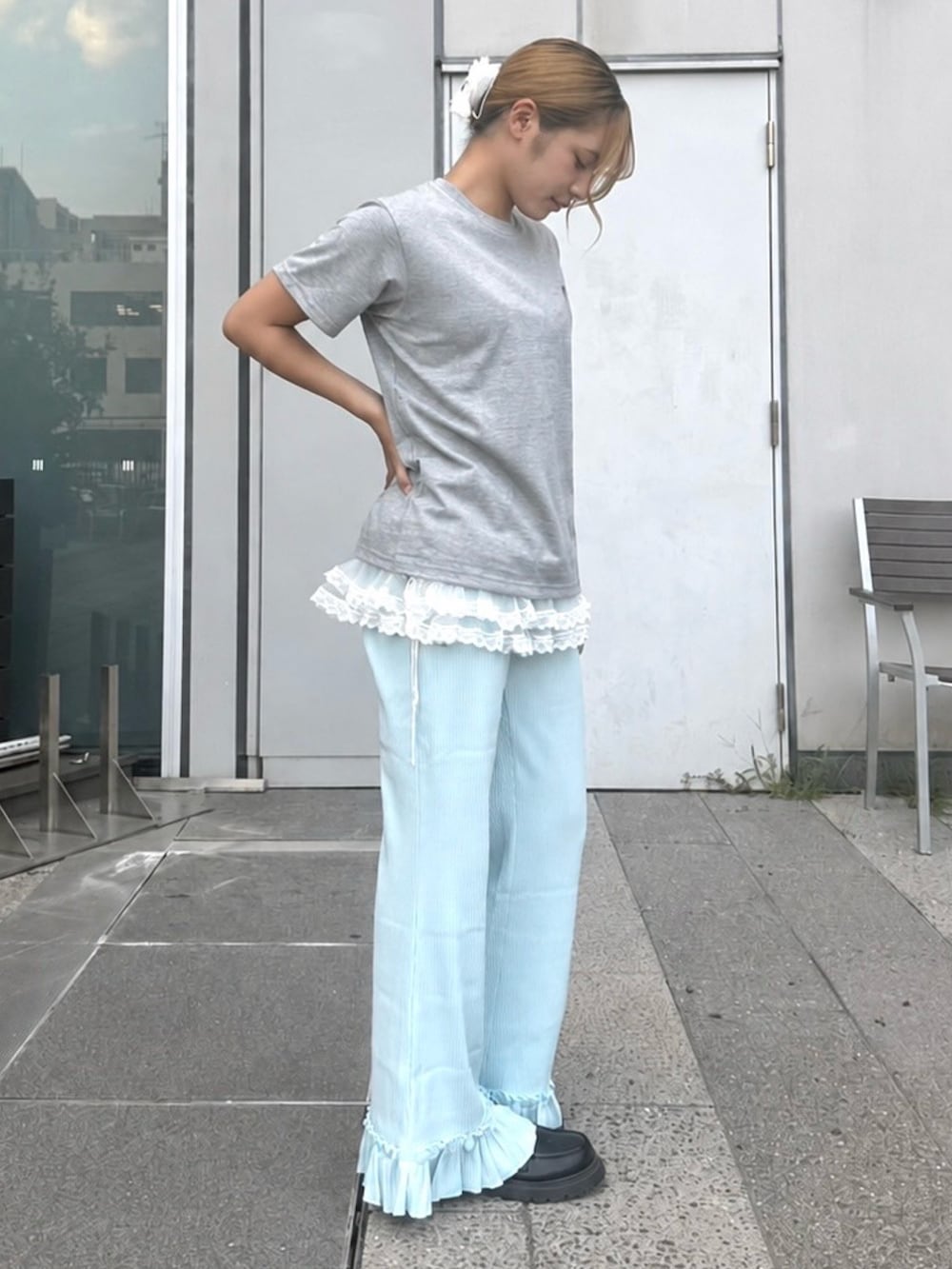 ブルー系のその他パンツ、グレー系のTシャツ/カットソー、ホワイト系のスカートを着用したレディースの夏コーディネートの4枚目の写真