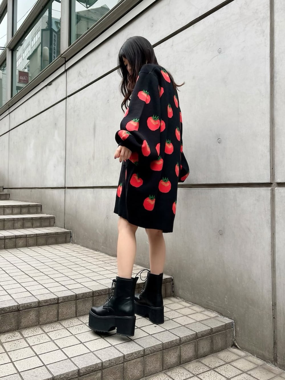 ブラック系のカーディガン/ボレロ、ブラック系のブーツを着用したレディースの冬コーディネートの2枚目の写真