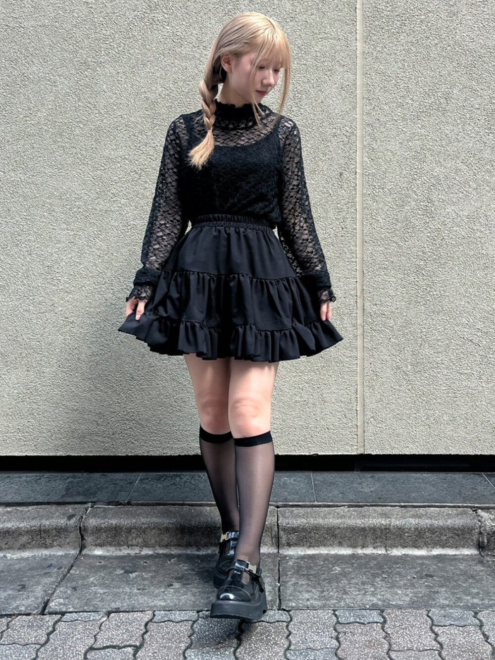 ブラック系のスカート、ブラック系のTシャツ/カットソーを着用したレディースの夏コーディネートの2枚目の写真