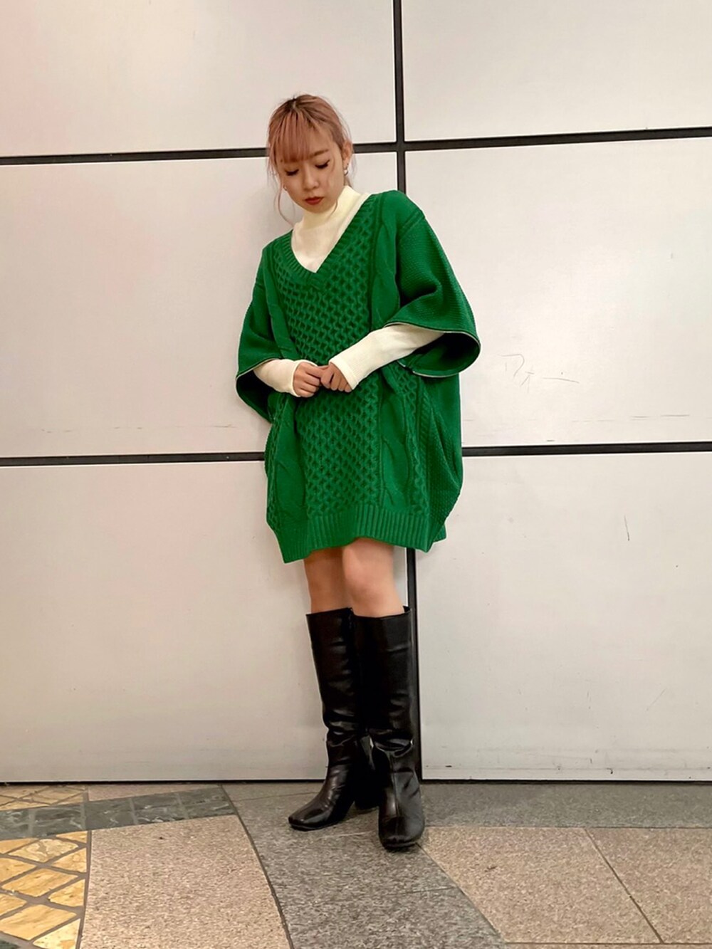 ホワイト系のTシャツ/カットソー、グリーン系のニット/セーターを着用したレディースの冬コーディネートの2枚目の写真