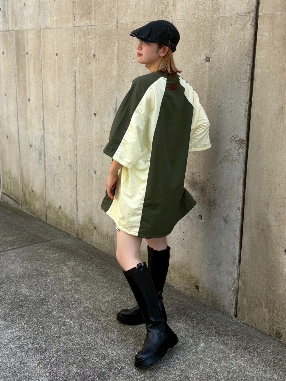 ブルー系のTシャツ/カットソー、グリーン系のTシャツ/カットソー、ブラック系のデニムスカートを着用したレディースの秋コーディネートの3枚目の写真