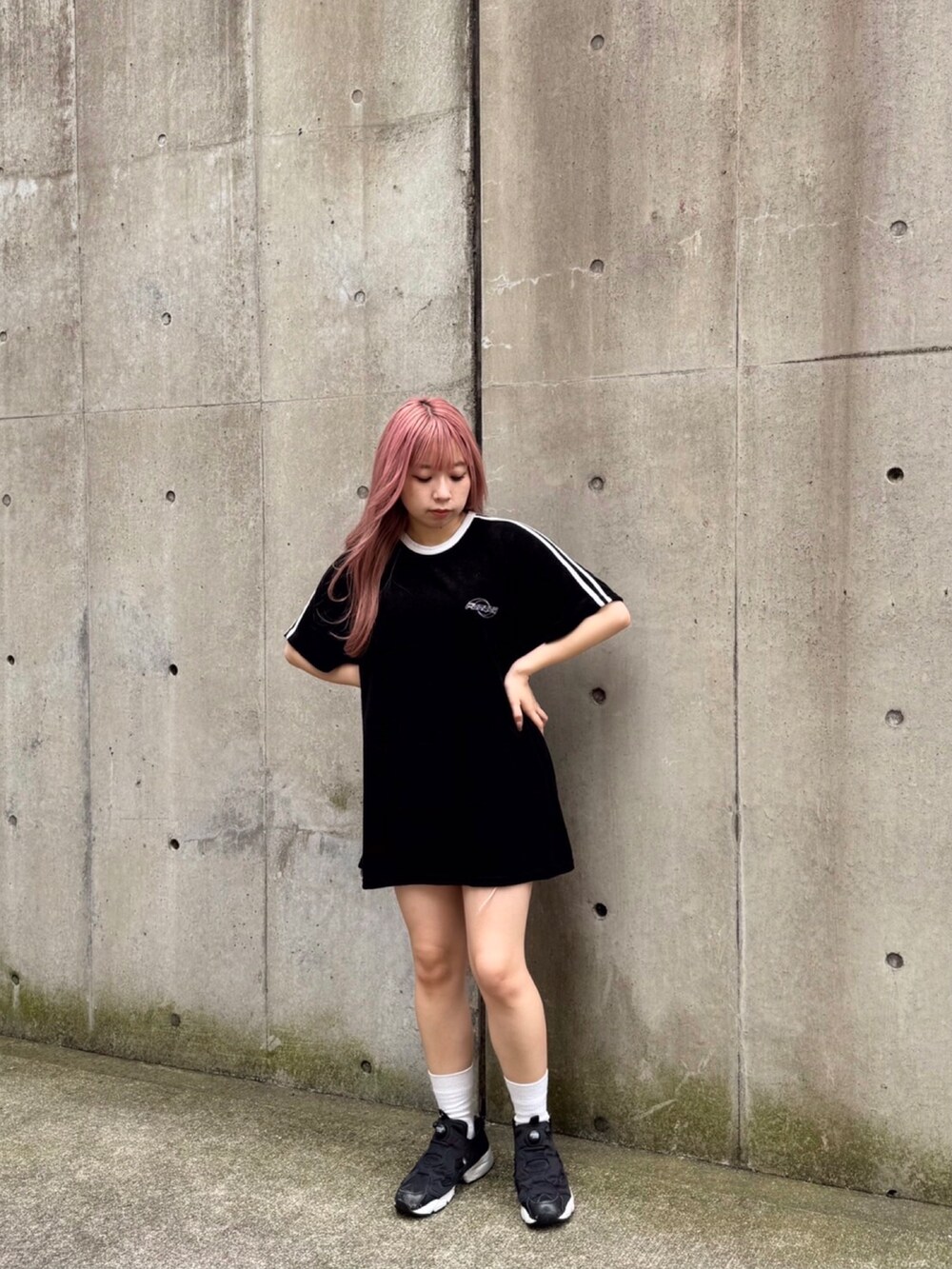 ブラック系のTシャツ/カットソー、ブルー系のデニムパンツを着用したレディースの夏コーディネートの3枚目の写真