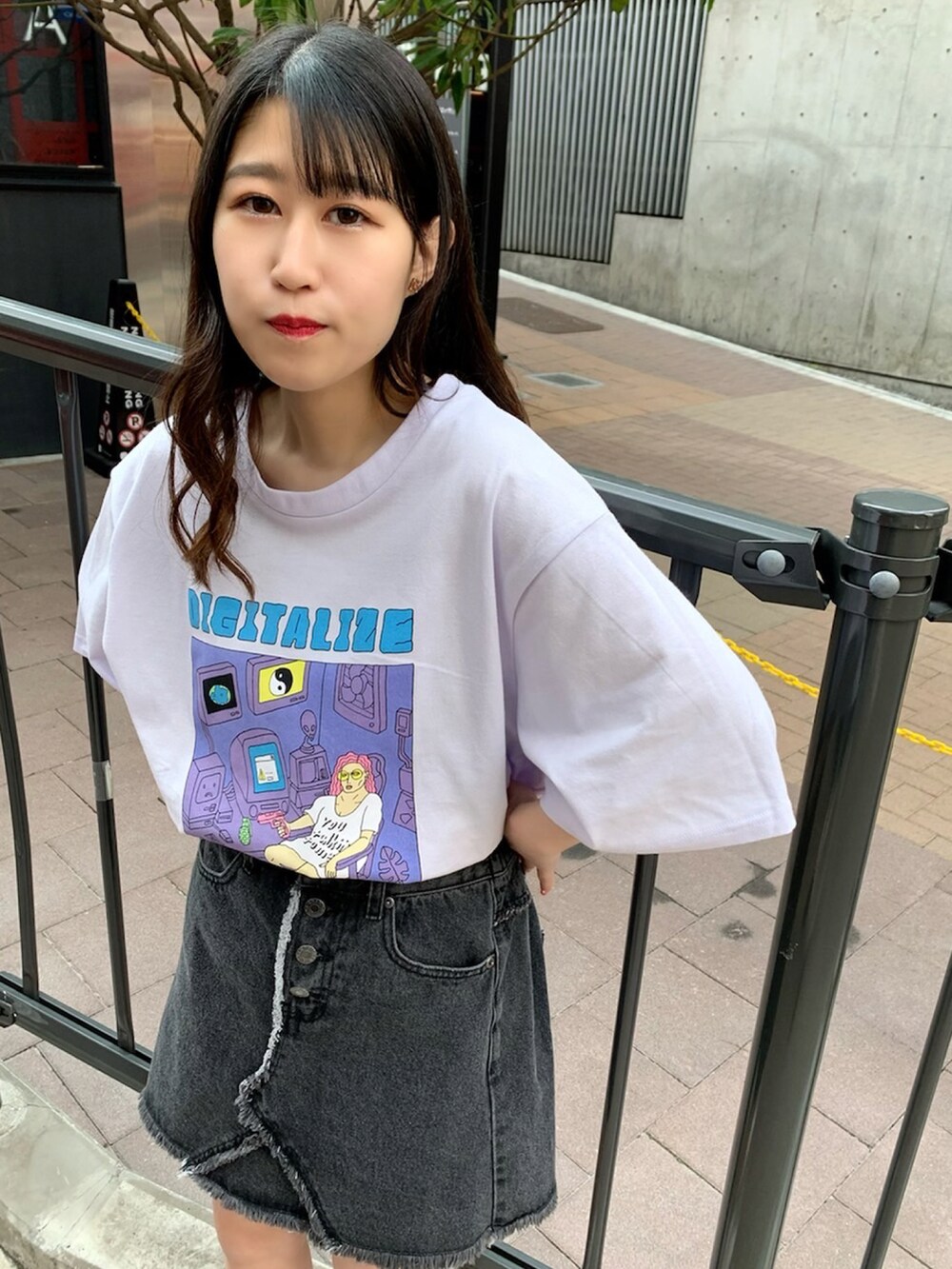 パープル系のTシャツ/カットソー、ブラック系のデニムスカート、ブラック系のデニムジャケットを着用したレディースの春コーディネートの3枚目の写真