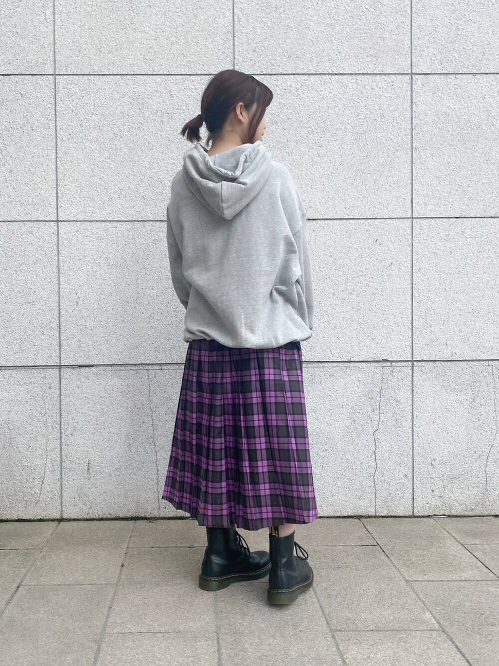 グレー系のパーカー、パープル系のスカートを着用したレディースの秋コーディネートの2枚目の写真