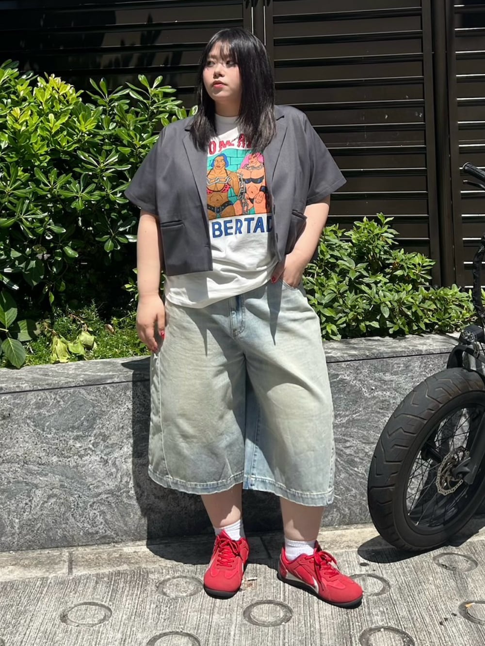 ブルー系のデニムパンツ、ホワイト系のTシャツ/カットソー、グレー系のテーラードジャケットを着用したレディースの春コーディネートの2枚目の写真