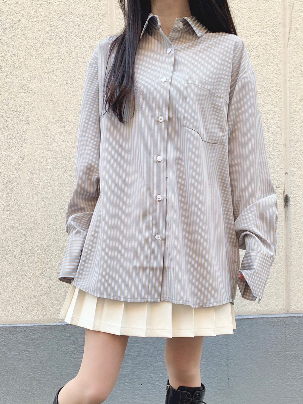 ベージュ系のシャツ/ブラウス、ホワイト系のスカートを着用したレディースの冬コーディネートの2枚目の写真