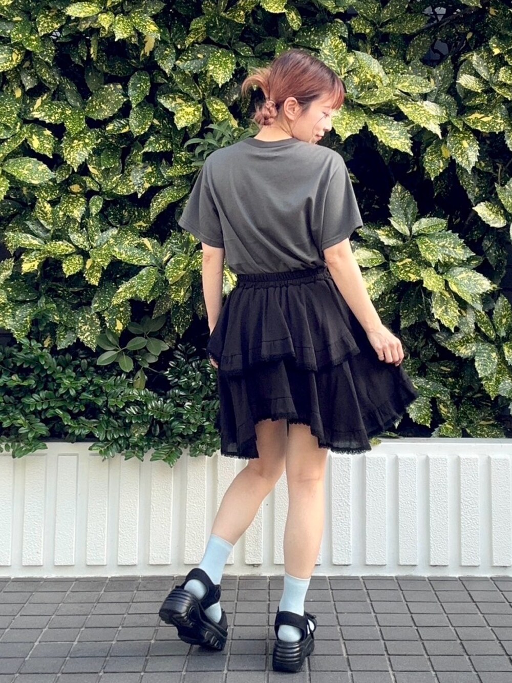 ブラック系のスカート、ブラック系のTシャツ/カットソーを着用したレディースの夏コーディネートの3枚目の写真