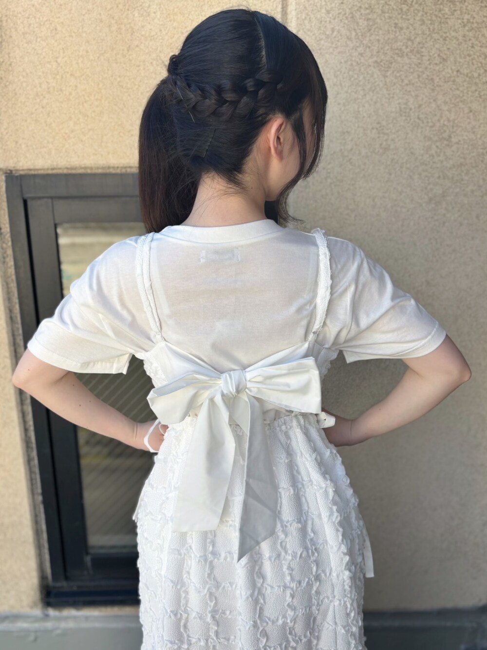 ホワイト系のワンピース、ホワイト系のTシャツ/カットソーを着用したレディースの夏コーディネートの4枚目の写真