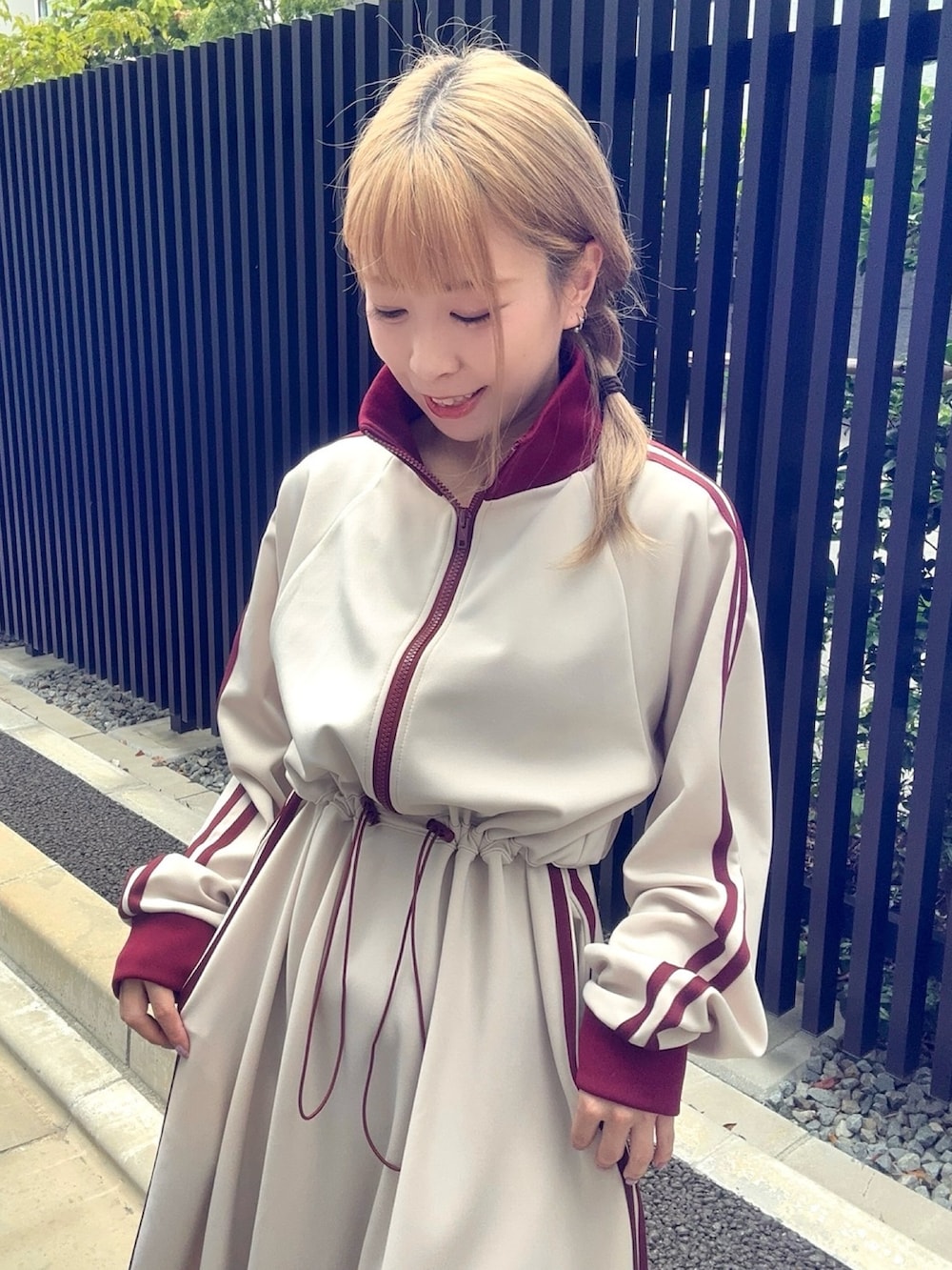 ベージュ系のワンピースを着用したレディースの秋コーディネートの4枚目の写真