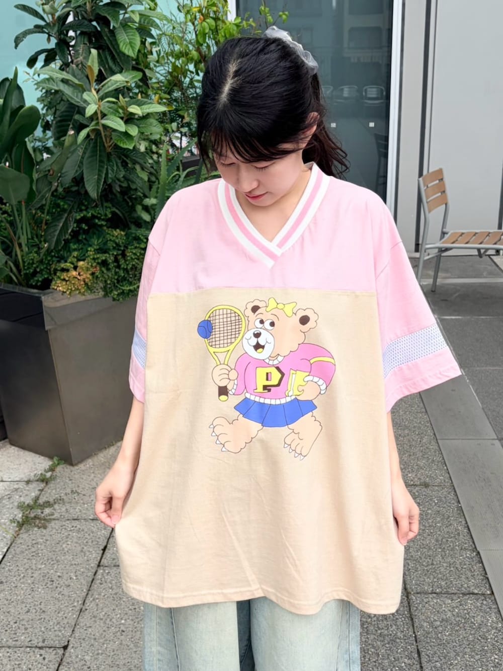 ピンク系のTシャツ/カットソー、ブルー系のデニムパンツを着用したレディースの夏コーディネートの3枚目の写真