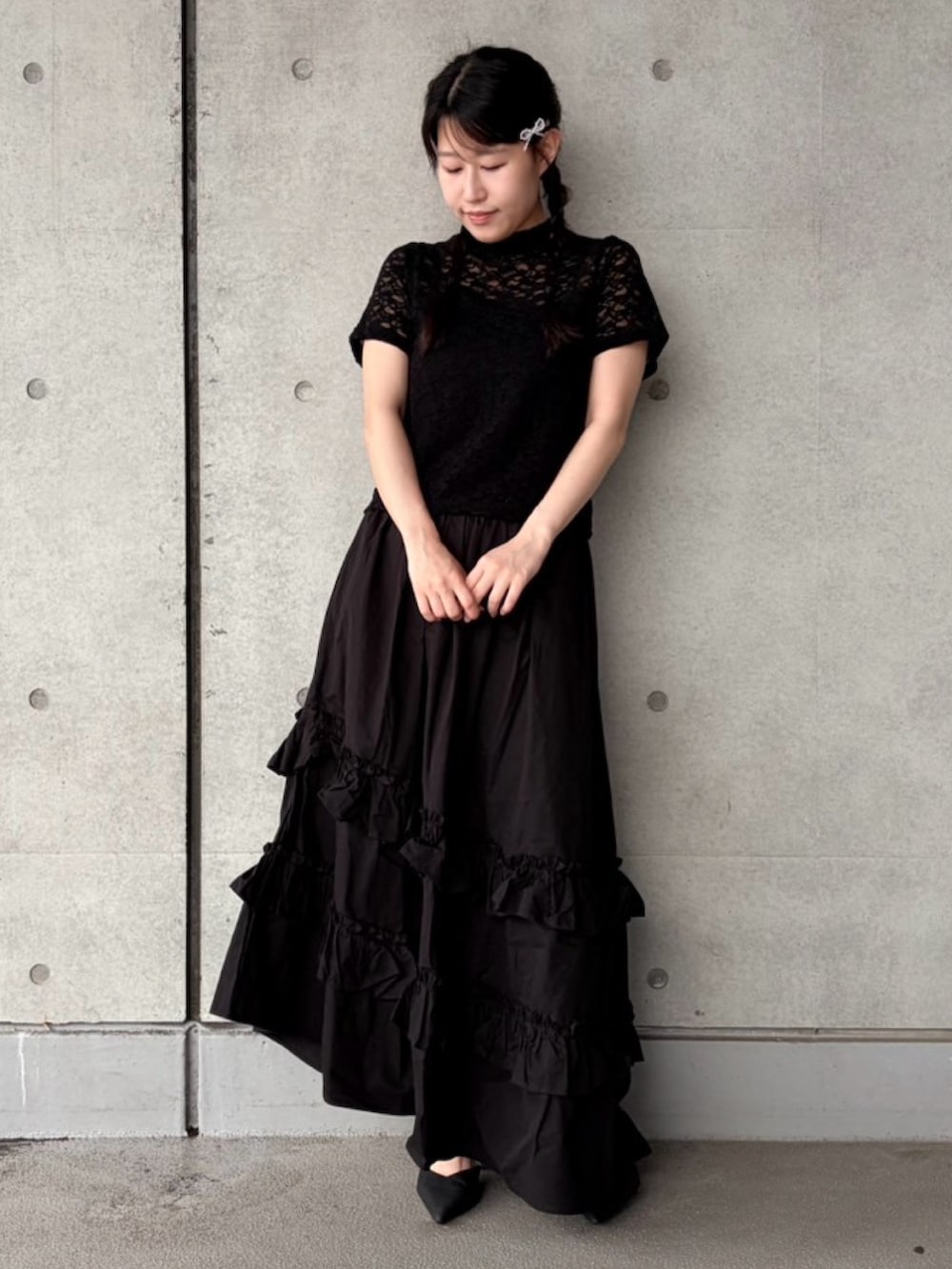 ブラック系のスカート、ブラック系のTシャツ/カットソーを着用したレディースの夏コーディネートの2枚目の写真