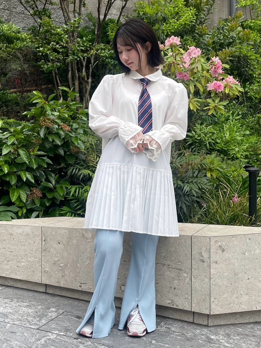 ホワイト系のシャツワンピース、ブルー系のネクタイ、ブルー系のその他パンツを着用したレディースの春コーディネートの2枚目の写真