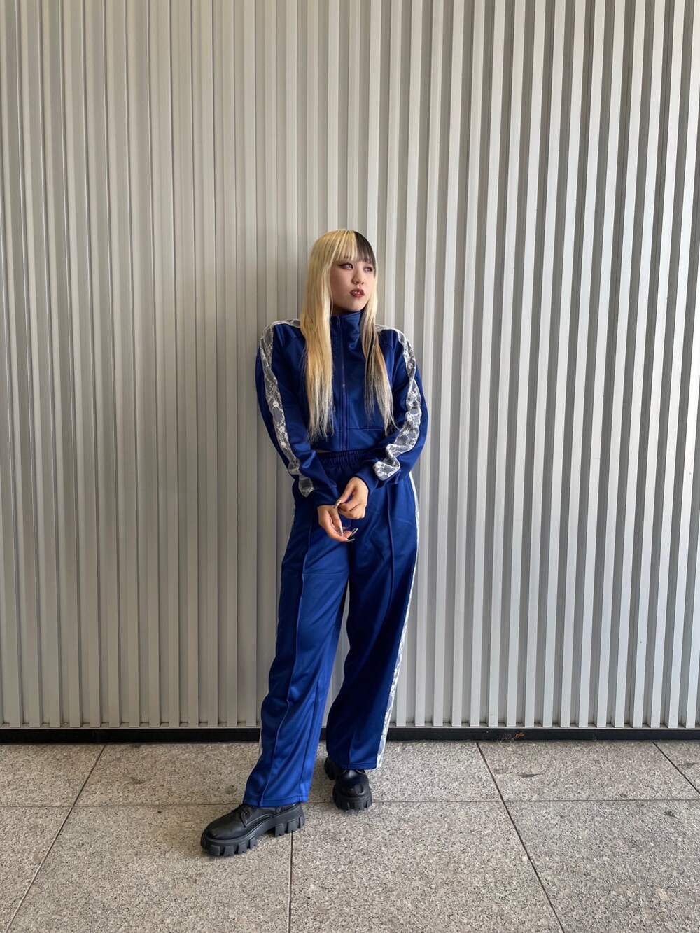 ブルー系のジャージ、ブルー系のその他パンツを着用したレディースの夏コーディネートの2枚目の写真