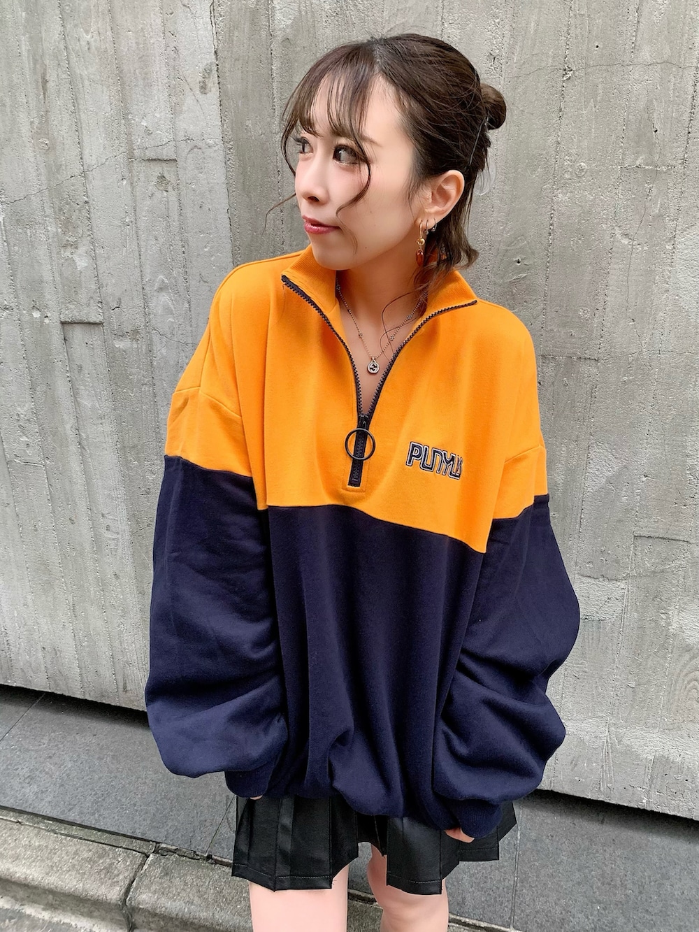 ブラック系のブーツ、その他のスウェット、ブラック系のスカートを着用したレディースの秋コーディネートの2枚目の写真