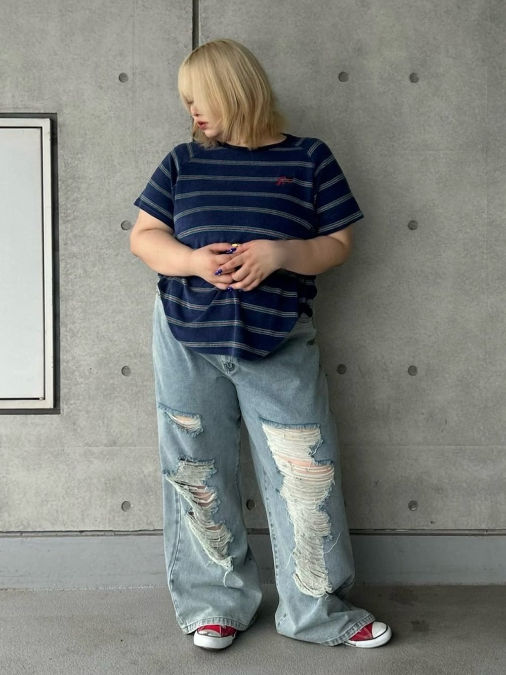 ブルー系のTシャツ/カットソー、ブルー系のデニムパンツを着用したレディースの秋コーディネートの3枚目の写真