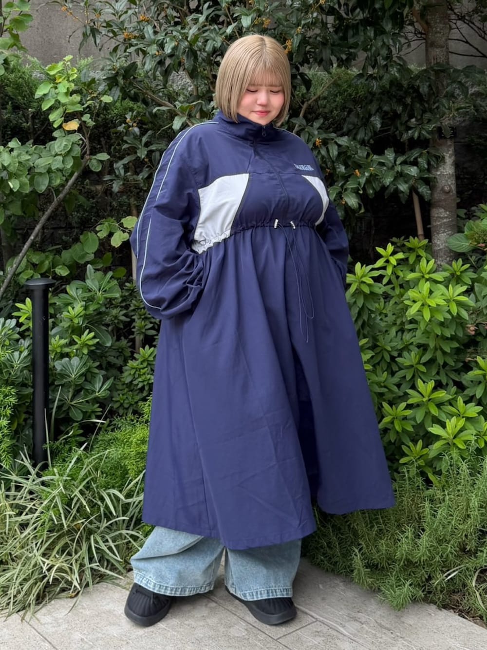 ブルー系のワンピース、ブルー系のデニムパンツを着用したレディースの秋コーディネートの3枚目の写真