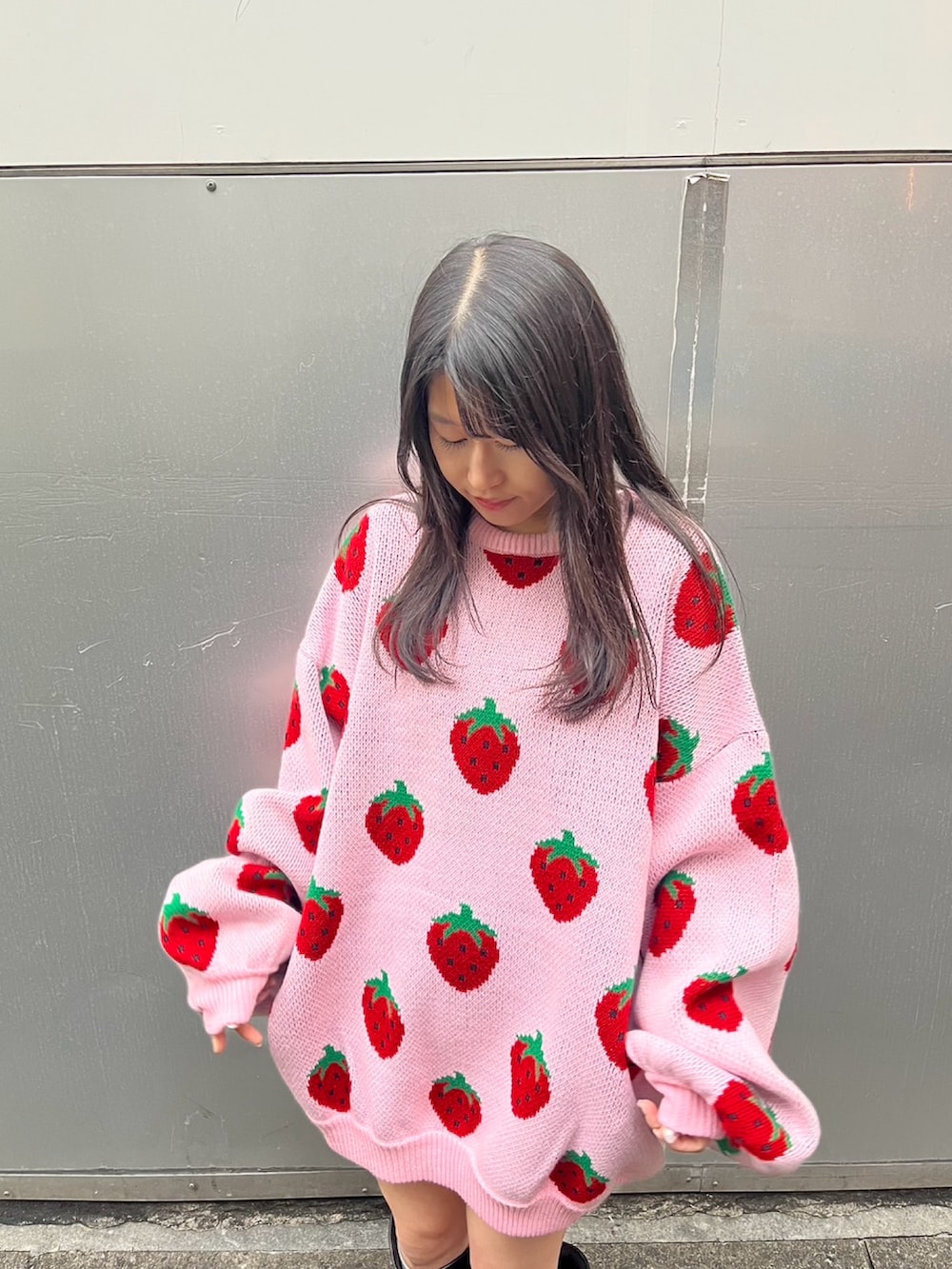 ピンク系のニット/セーターを着用したレディースの秋コーディネートの4枚目の写真