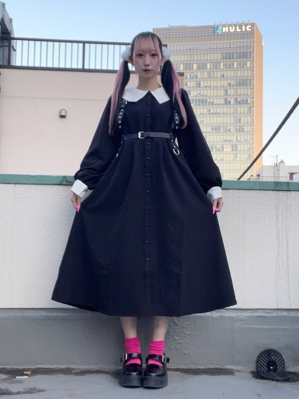 ブラック系のワンピース、ブラック系のベルトを着用したレディースの冬コーディネートの2枚目の写真