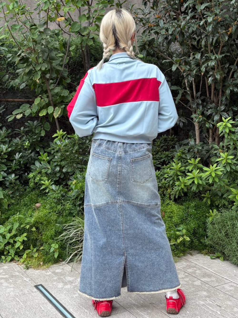 ブルー系のスカート、ブルー系のジャージ、レッド系のTシャツ/カットソーを着用したレディースの秋コーディネートの2枚目の写真