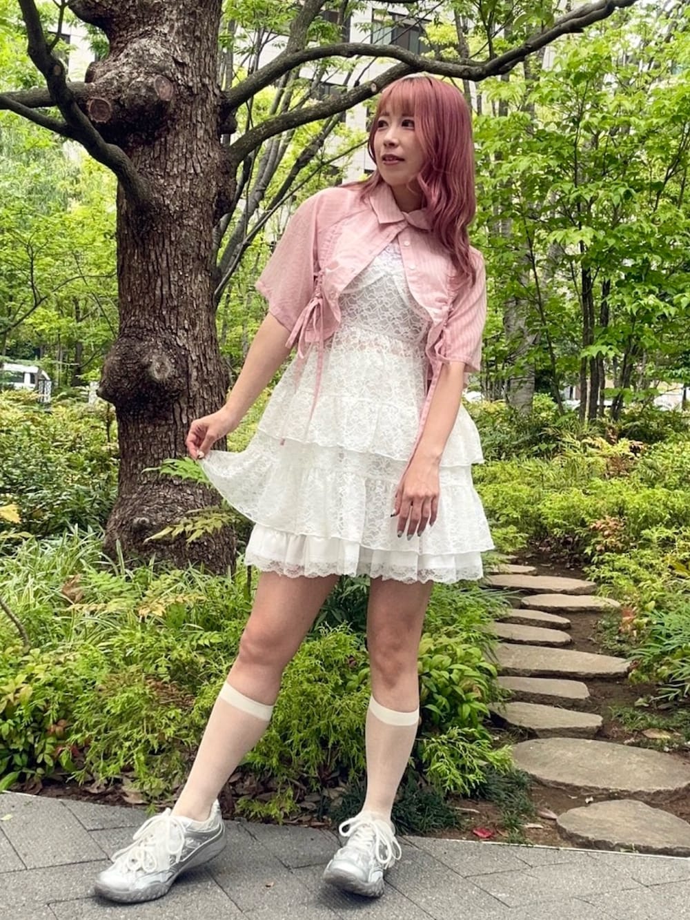 ホワイト系のスカート、ホワイト系のチュニック、ピンク系のシャツ/ブラウスを着用したレディースの夏コーディネートの2枚目の写真