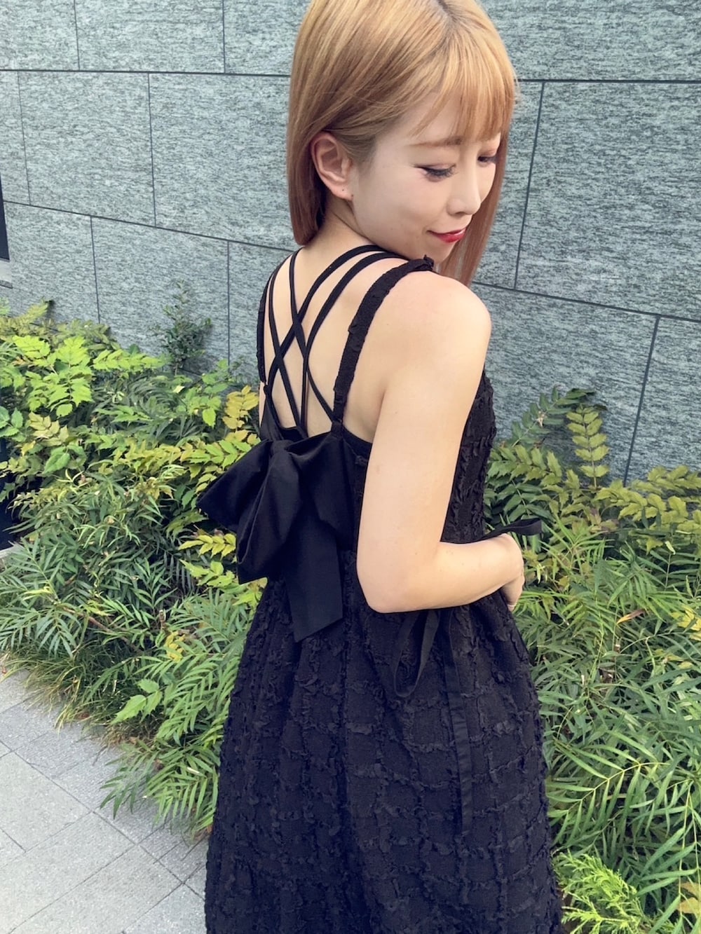 ブラック系のワンピースを着用したレディースの夏コーディネートの4枚目の写真