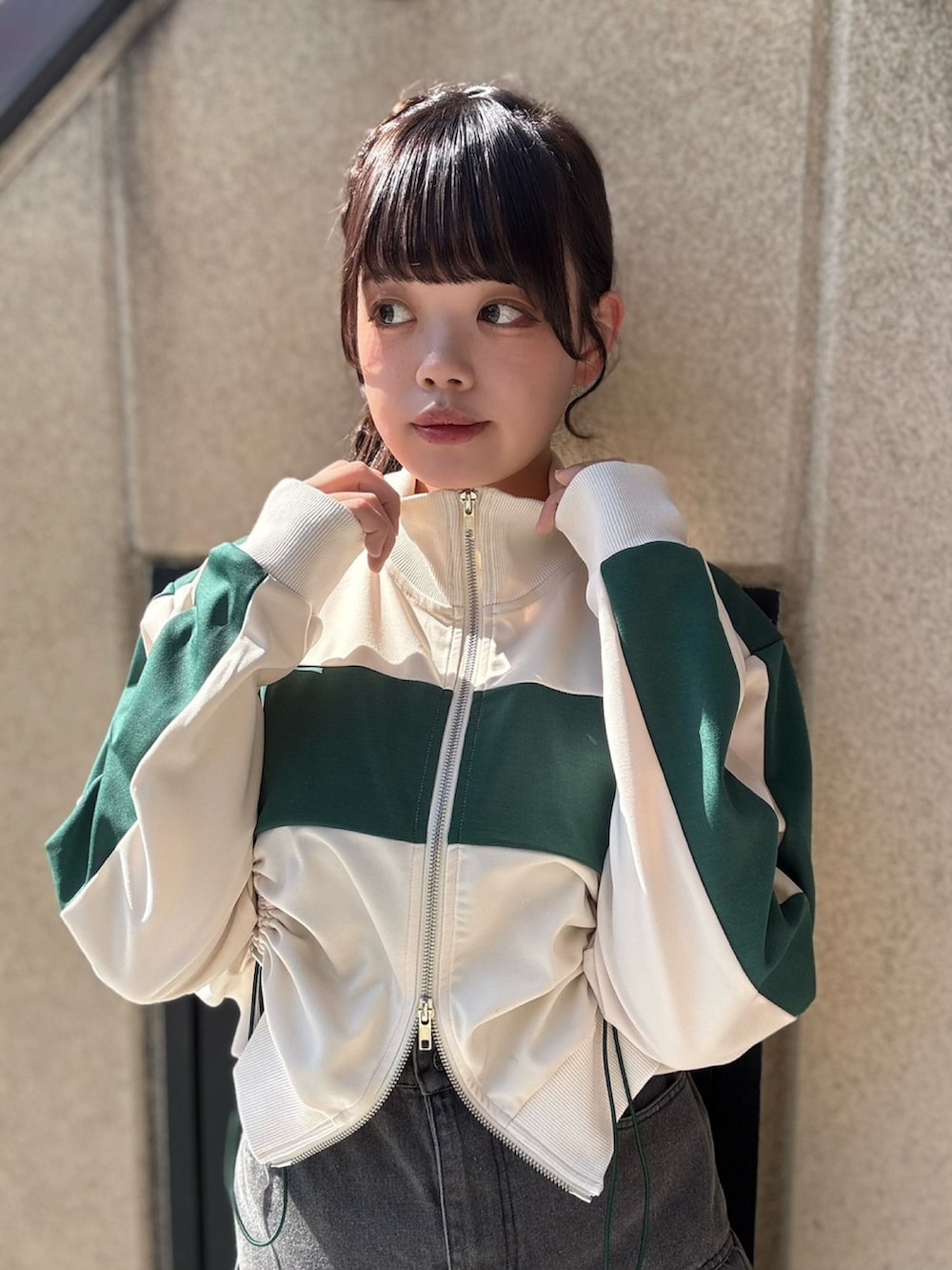 ブラック系のデニムスカート、ホワイト系のジャージを着用したレディースの春コーディネートの6枚目の写真