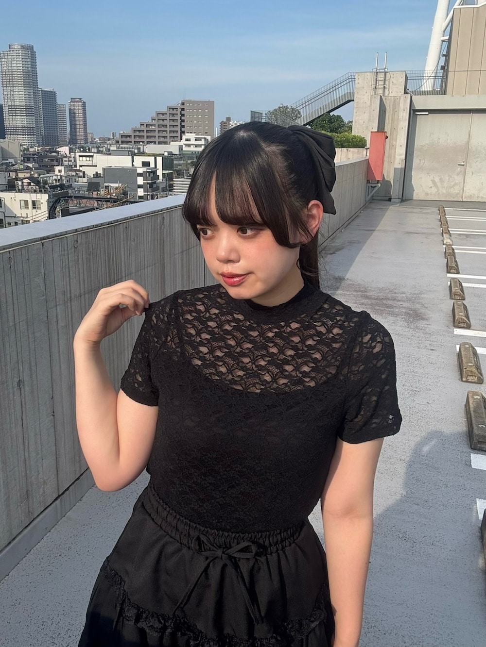 ブラック系のスカート、ブラック系のTシャツ/カットソーを着用したレディースの夏コーディネートの4枚目の写真
