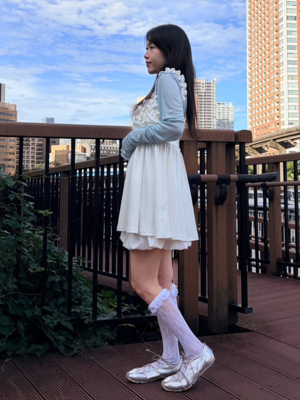 ホワイト系のワンピース、ブルー系のTシャツ/カットソー、ホワイト系のスカートを着用したレディースの秋コーディネートの3枚目の写真