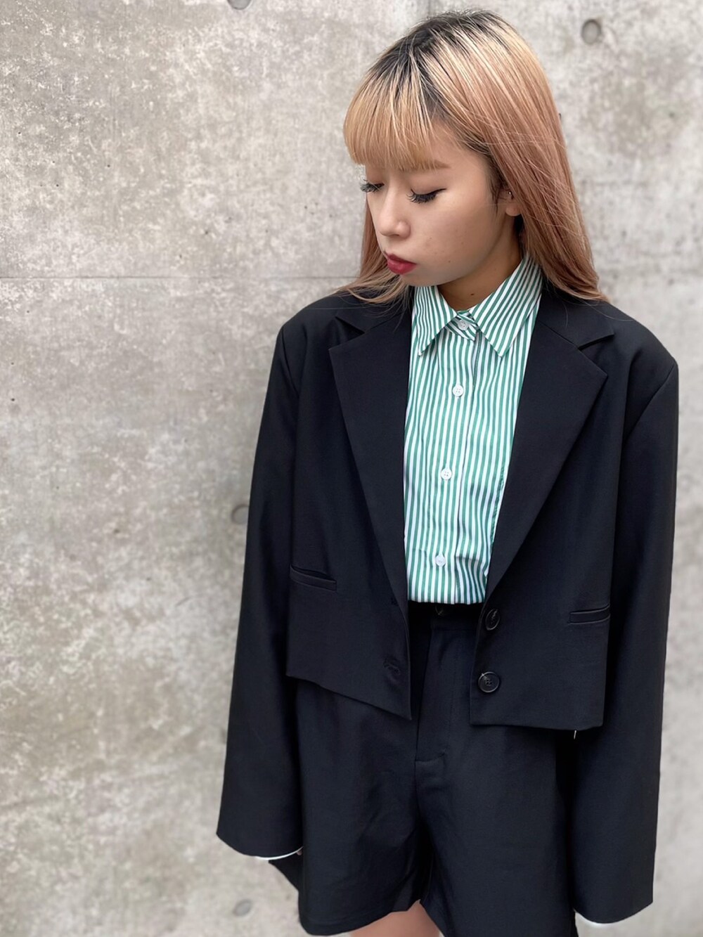 ブラック系のその他パンツ、ブラック系のテーラードジャケット、グリーン系のシャツ/ブラウスを着用したレディースの冬コーディネートの2枚目の写真