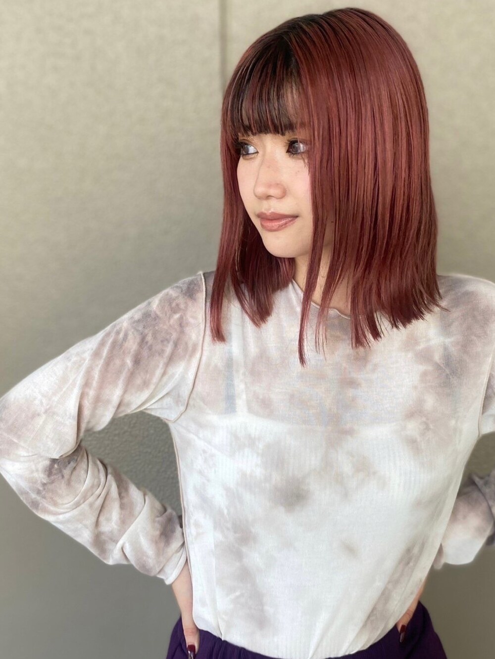 パープル系のスウェットパンツ、ブラウン系のTシャツ/カットソー、ブラック系のブーツを着用したレディースの秋コーディネートの2枚目の写真